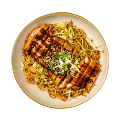 Ramen saltati con uova, carote, zucchine, germogli di soia con pollo fritto*, salsa teriyaki e mayo, cipollotto e semi di sesamo, erba cipollina.