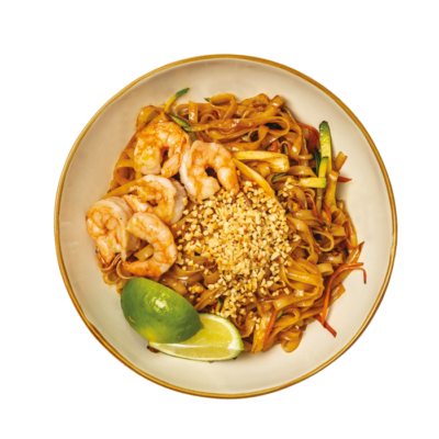 Tagliatelle di riso thai saltate sul wok con salsa pad thai e salsa piccante fatta in casa, condite con uova, gamberi*, germogli di soia e carote. Servite con granella di arachidi e lime a parte.
