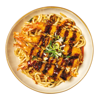 Spaghetti morbidi giapponesi saltati nel wok con uova, germogli di soia, cipollotto, carote, zucchine, gamberi fritti*, salsa teriyaki e sesamo ed erba cipollina.
