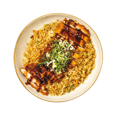 Riso saltato con uova in salsa di soia, carote, zucchine, cipollotto, con golosa cotoletta di pollo fritto*, maionese e salsa teriyaki, sesamo ed erba cipollina.