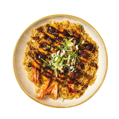 Riso saltato con uova in salsa di soia, carote, zucchine, cipollotto, con 5 golosi gamberi fritti*, mayo e salsa agrodolce, sesamo ed erba cipollina.