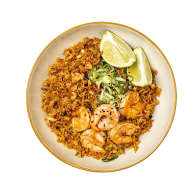 Riso saltato con salsa shacha e salsa di soia dolce, con uova, gamberi*, carote e cipollotto, cipolla fritta, lime, sesamo ed erba cipollina.