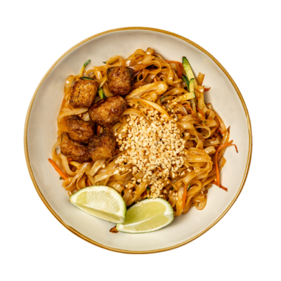 Tagliatelle di riso thai saltati sul wok con salsa pad thai e piccante, con germogli di soia, carote, cipollotto, tofu e servito con granella di arachidi e lime.