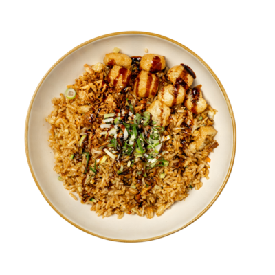 Riso saltato con carote, zucchine, cipollotto, tofu fritto, servito con salsa teriyaki e mayo vegana, semi di sesamo ed erba cipollina.